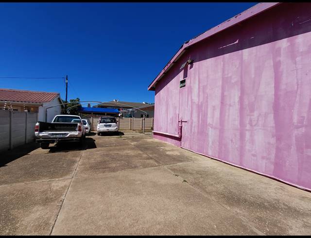 240M² BUILDING FOR SALE IN JEFFREYS BAY CENTRAL
